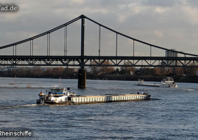 Rheinbrücke und Schiff