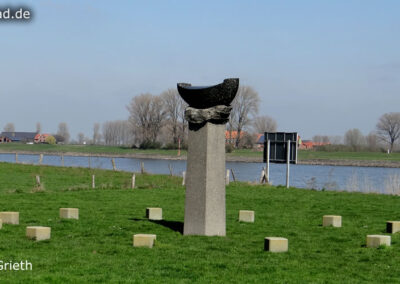 Skulptur Boot auf Stein Grieth am Rhein