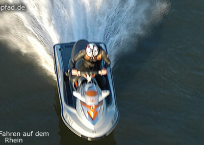 Jetski Fahren auf dem Rhein