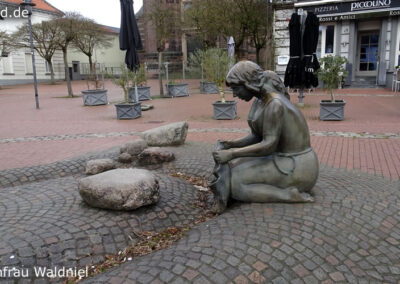 Waldniel Skulptur Waschfrau